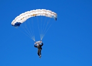 九游娱乐-引擎轰鸣与火热手感，F1新赛季揭幕战之夜与马克西的跨界共鸣