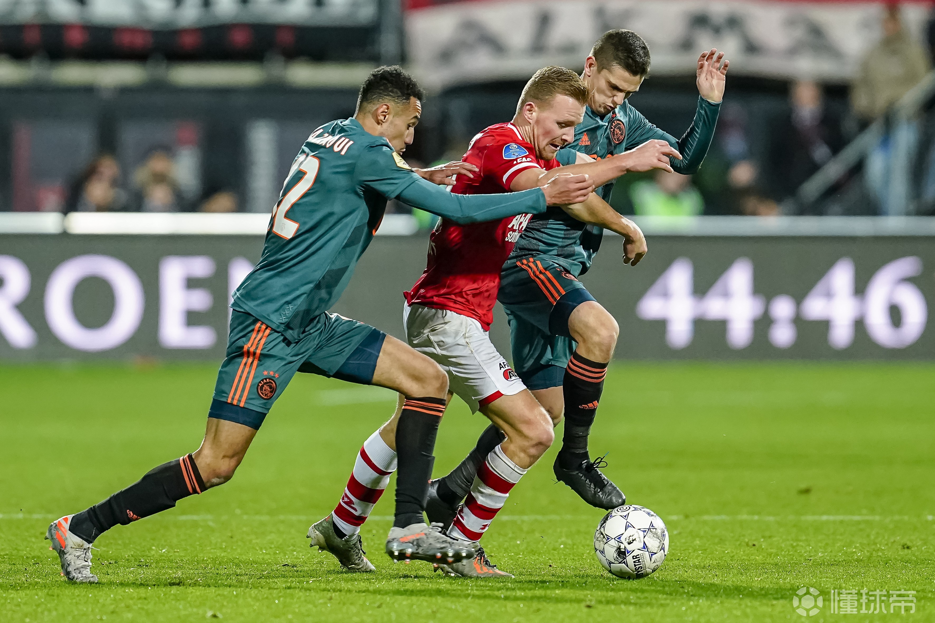 阿尔克马尔客场大胜莫斯科,领跑积分榜的简单介绍 阿尔克马尔客场大胜莫斯科,领跑积分榜的简单介绍