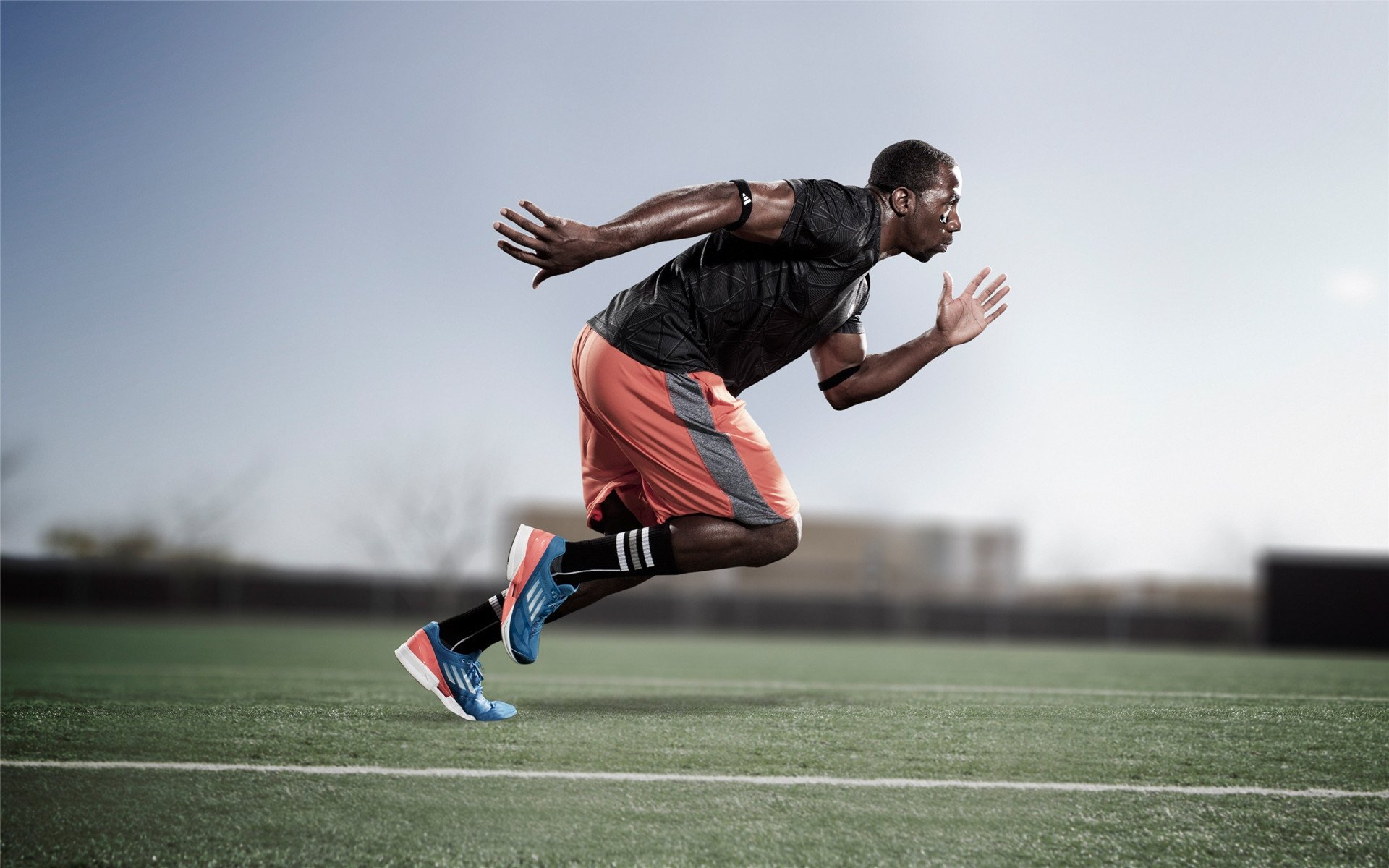 绿茵场与天山脚，德甲争冠焦点战与新疆男篮生死战的双重奏